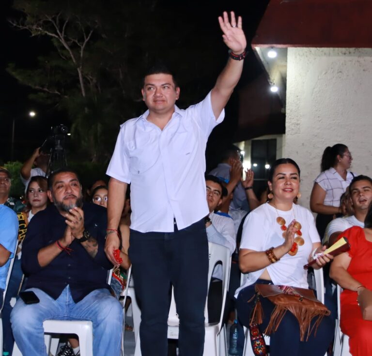 Inunda la alegría las calles de Comalcalco por tradicional desfile de Carros Alegóricos