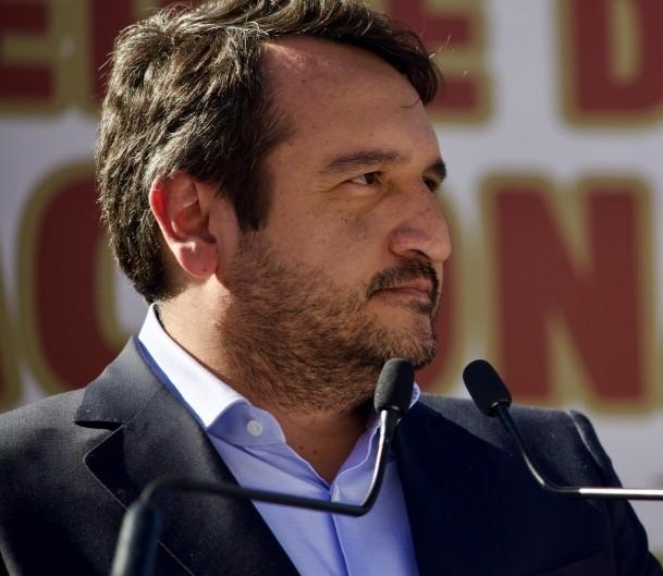 Democracia virtual/ “Andy”: crisis de identidad