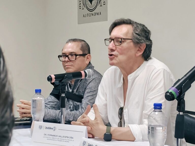 A Estribor/La democracia sitiada