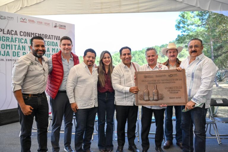 Eduardo Ramírez y Santiago Nieto entregan Indicación Geográfica del Comiteco de Comitán