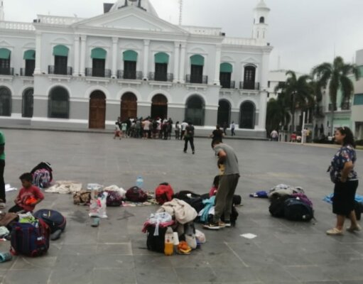 Migrantes pasan la noche apostados en Plaza de Armas, piden ayuda al gobierno para llegar a la frontera norte
