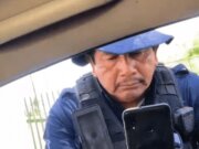 Policía retiene a automovilista y toma fotos a conductor y su hijo menor