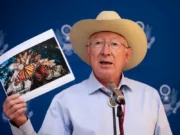 Se debe actuar contra los cárteles: Ken Salazar