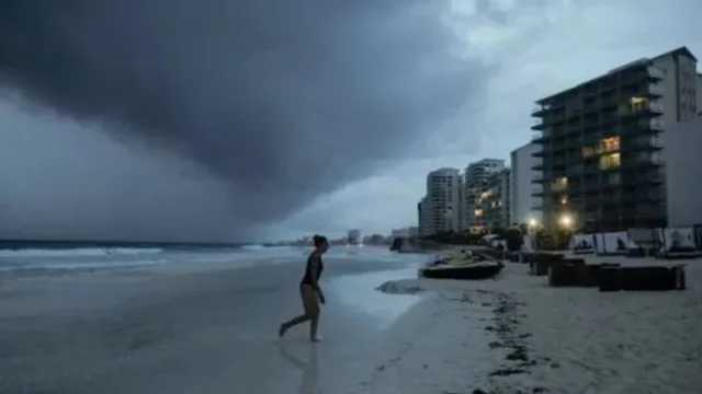 Se-acerca-Adrian-a-Mexico-el-primer-ciclon-tropical-de-la-temporada-1
