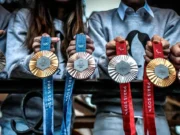 Presentan las medallas de los Juegos Olímpicos París 2024 con piezas de la Torre Eiffel