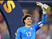 Guillermo Ochoa, el portero mexicano que recibió mil goles en clubes