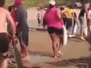En plena cuaresma, sorprende ‘pesca milagrosa’ en playas de Sánchez Magallanes, Tabasco