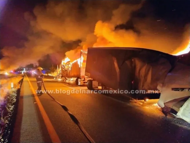 Sicarios-del-Cartel-de-Sinaloa-incendiaron-vehiculos-y-camiones-de-civiles-en-distintos-puntos-de-Zacatecas-tras-la-detencion-de-6-gatilleros-2 (1)