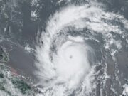 Huracán Beryl se intensifica a categoría 4
