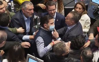 legisladores-se-confrontan-en-sesion_23_0_423_267