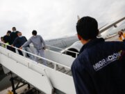 Aterriza en Bogotá el primero de dos aviones colombianos con deportados de EU