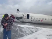 Avión Delta Air Lines quedó bocarriba al intentar aterrizar en un aeropuerto de Canadá