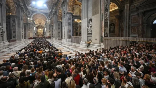 Multitudes-acuden-a-darle-un-ultimo-adios-a-Francisco