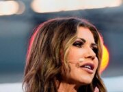 Kristi Noem acusa a Sheinbaum de “alentar” las protestas en Los Ángeles