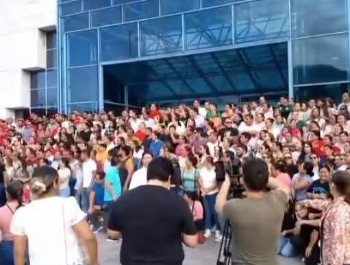Huelga en puerta en Pemex; incumple pagos por renta de autobuses para traslado de personal