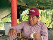 Dirigente de Morena en Macuspana difunde imágenes consumiendo tortuga, una especie en riesgo de extinción