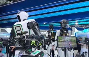 China presenta robots policiales y perros patrulla