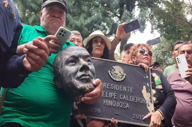 Decapitan-estatua-de-felipe-Calderon