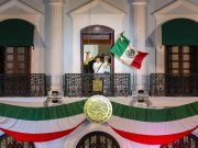 Javier May da el tradicional Grito de Independencia: ¡Viva la soberanía nacional, la democracia y la libertad!
