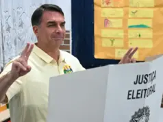 Flávio Bolsonaro se proclama “verdadero presidente electo de Brasil” y denuncia fraude