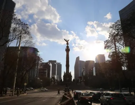 HR Ratings baja la calificación a México