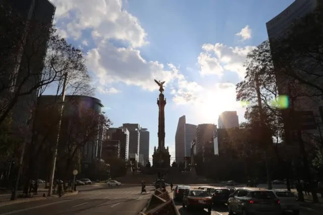 HR-Ratings-baja-la-calificacion-a-Mexico-1