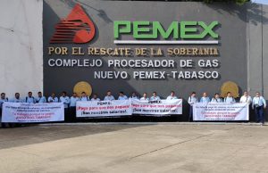 Por falta de pago de Pemex, 70 choferes amenazan con suspender transporte a trabajadores