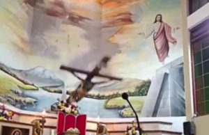 Muere sacerdote tras caerle encima una enorme cruz durante una misa en Ecuador