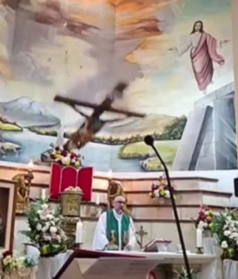Muere sacerdote tras caerle encima una enorme cruz durante una misa en Ecuador