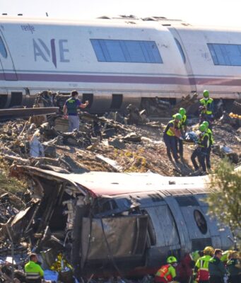 Tragedia ferroviaria en España: choque de trenes deja 64 muertos